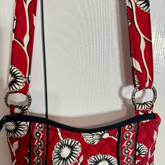 Pre-owned. Vera Bradley Crossbody Floral Purse. Retired RED "DECO DAISY" pattern - Picture 4 of 15